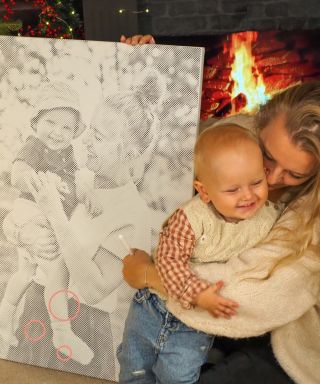 Świąteczne chwile pełne spokoju. ✨ Mama i córka kropkują swój świąteczny obraz przy choince. Proste tworzenie, które łączy...