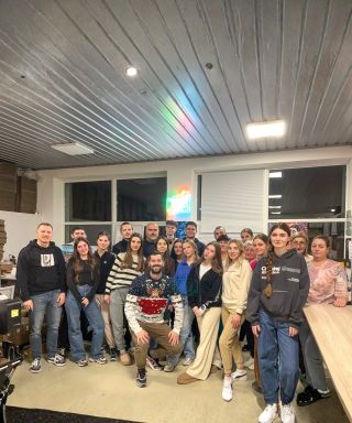 Dziękujemy za magiczny sezon świąteczny. 🎄✨ Za każdym obrazem, który zamówiliście u nas w tym roku, stoi ten zespół. ❤️...